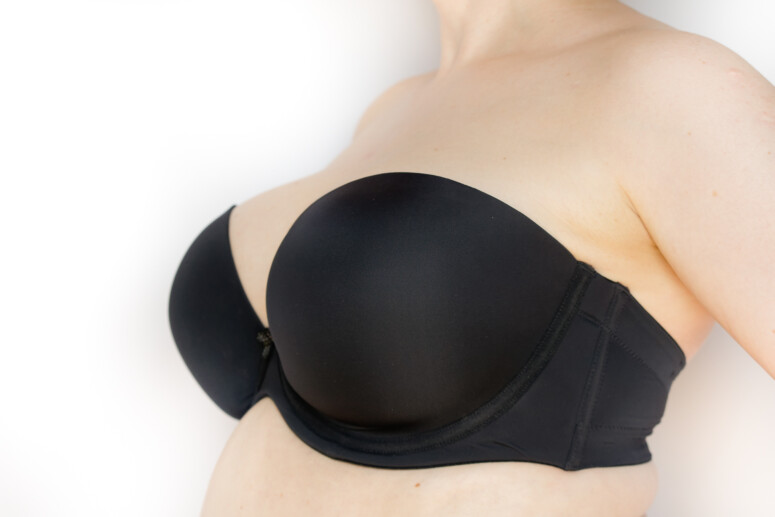 Koko plunge strapless na biuście - lewy półprofil z odprowadzonym ramieniem Koko plunge strapless na biuście - lewy półprofil z odprowadzonym ramieniem