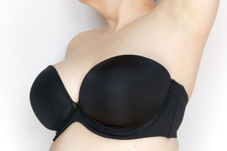 Koko plunge strapless na biuście z podniesioną ręką Koko plunge strapless na biuście z podniesioną ręką