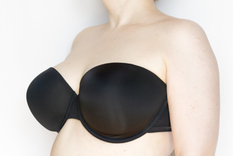 Porcelain Elan moulded strapless na biuście - lewy półprofil Porcelain Elan moulded strapless na biuście - lewy półprofil