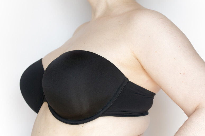 Porcelain Elan strapless na biuście - lewy półprofil z odwiedzionym ramieniem Porcelain Elan strapless na biuście - lewy półprofil z odwiedzionym ramieniem