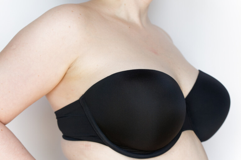 Porcelain Elan strapless na biuście - prawy półprofil z odwiedzionym ramieniem Porcelain Elan strapless na biuście - prawy półprofil z odwiedzionym ramieniem