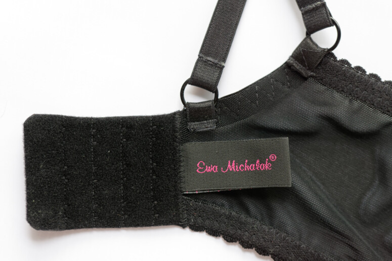 Biustonosz SMN Fetysz Czarny Ewa Michalak - zbliżenie na zapięcie od spodu, widoczna też metka