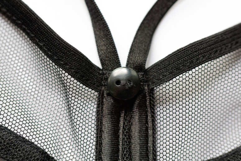 Biustonosz SMN Fetysz Czarny Ewa Michalak, zbliżenie na guziczek między miseczkami