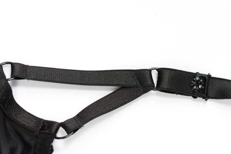 Biustonosz SMN Fetysz Czarny Ewa Michalak - ramiączko z tyłu przymocowane w dwóch miejscach, widoczny regulator ramiączka.