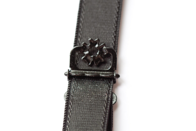 Biustonosz SMN Fetysz Czarny Ewa Michalak - zbliżenie na regulator na ramiączku, rozpięty