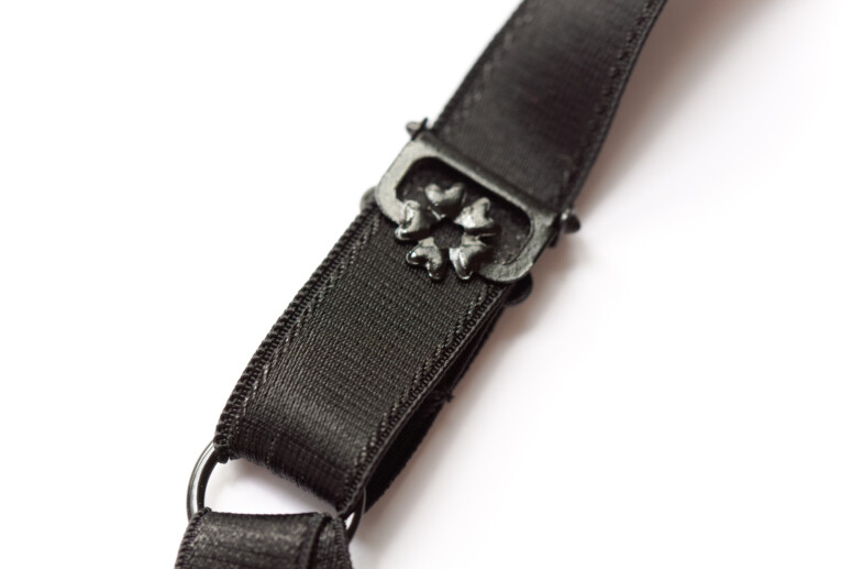 Biustonosz SMN Fetysz Czarny Ewa Michalak - zbliżenie na regulator na ramiączku przypominający regulatory na szelkach, zapięty