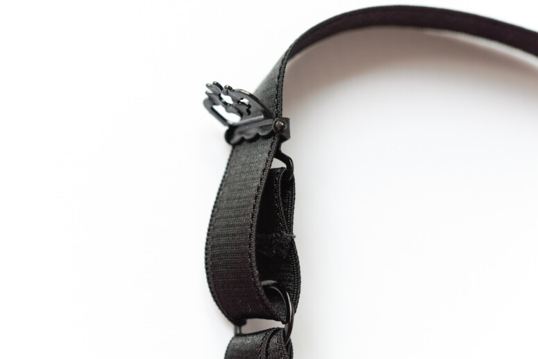 Biustonosz SMN Fetysz Czarny Ewa Michalak - zbliżenie na regulator na ramiączku, rozpięty, widok z boku