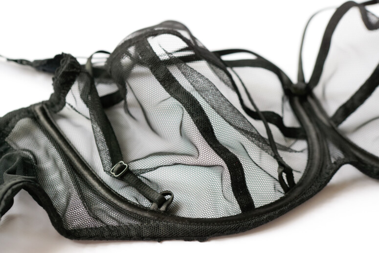 Biustonosz SMN Fetysz Czarny Ewa Michalak - leżący swobodnie, zbliżenie na jedną z miseczek